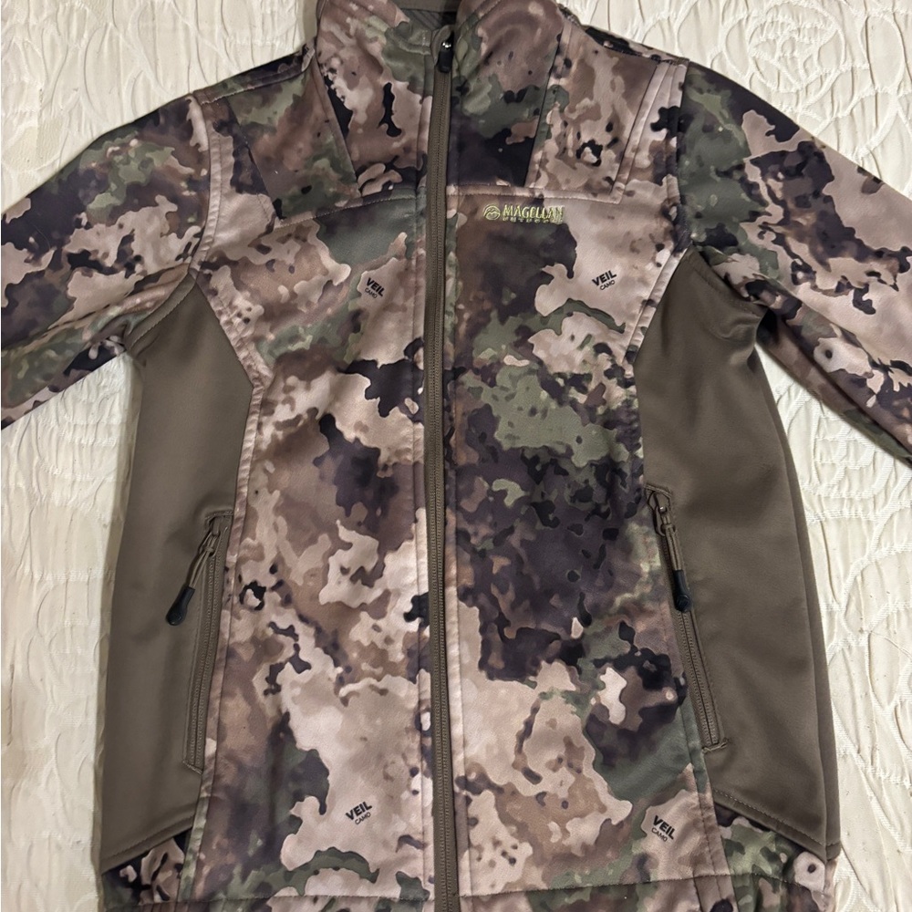 LIKE NEW! Magellan Softshell Camo Jacket Youth Size Medium Boys